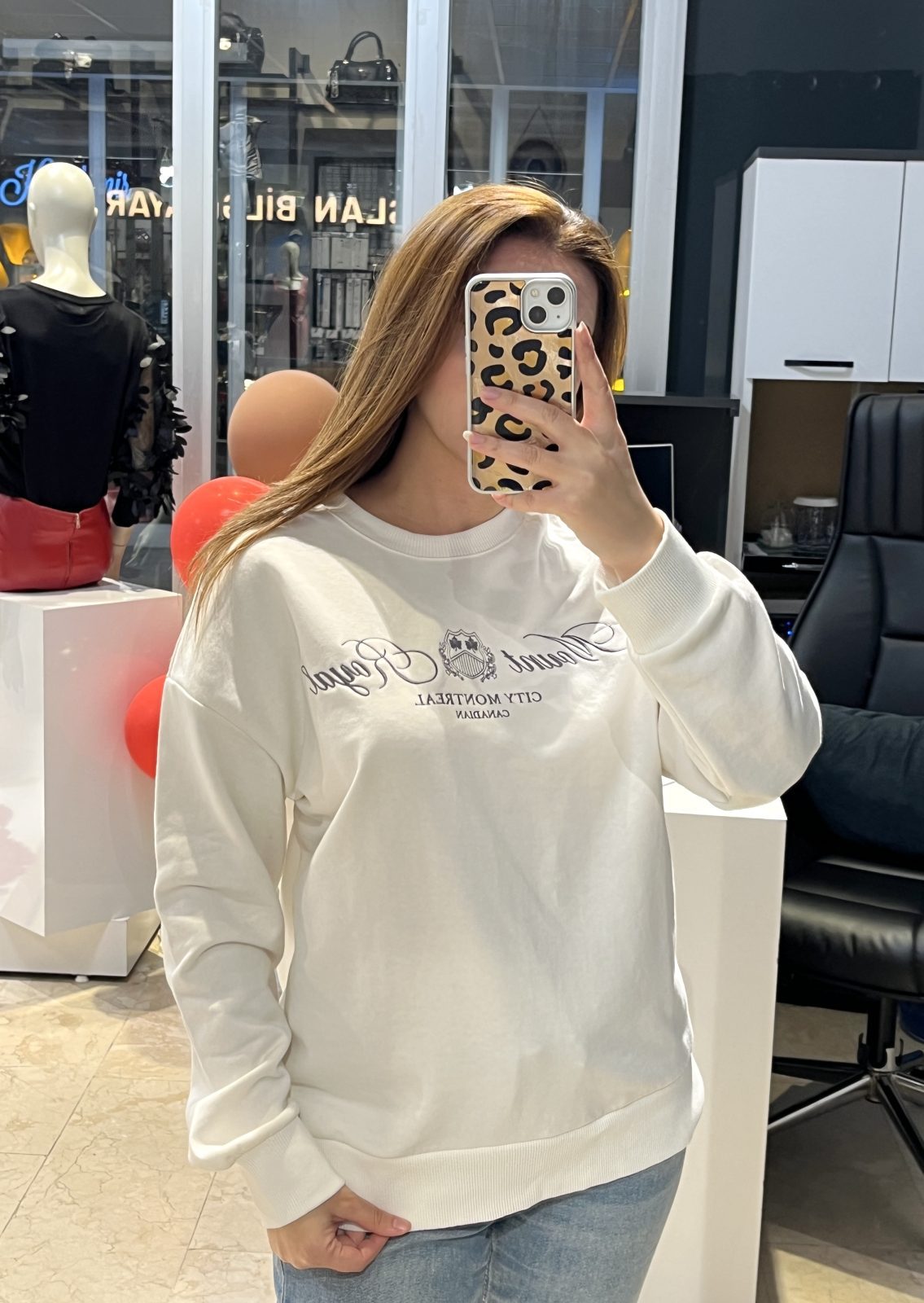 Gri Yazı Detaylı Beyaz Sweat