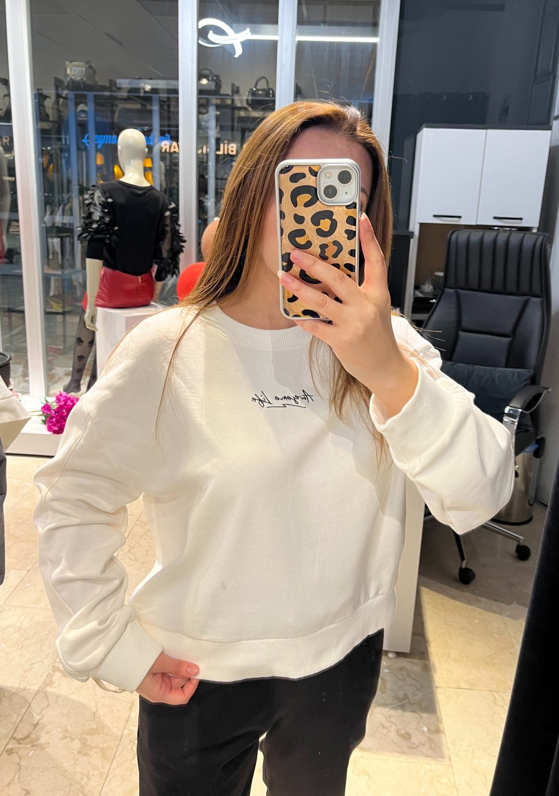 Siyah Yazı Detaylı Kısa Sweat