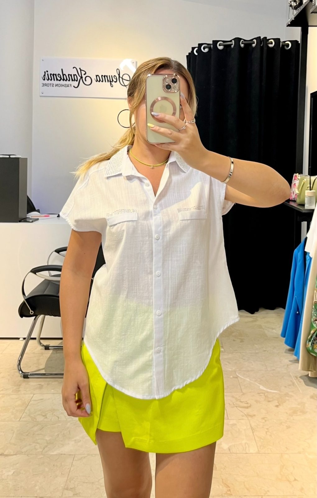 Yakası Ve Cebi Taşlı Beyaz Keten Gömlek